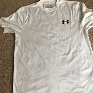 Under Armour tee small loose